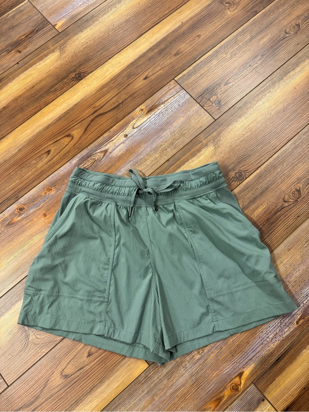 Women’s Lululemon Sage Green Dance studio high rise Shorts 3.5”